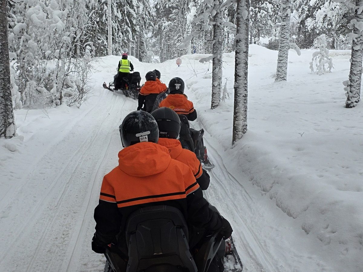 Sneeuwscootersafari — Levi